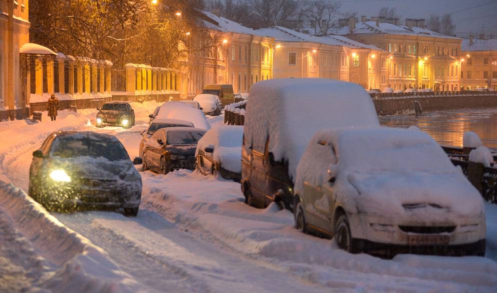 Неубранные после снегопада дороги стали причиной десятка ДТП в Петербурге