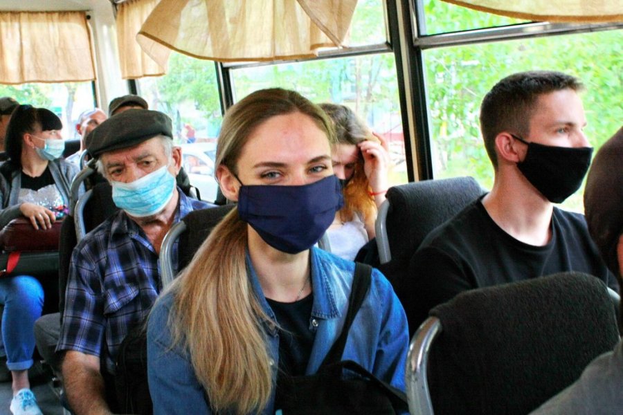 Власти Петербурга потребовали носить маски и перчатки в транспорте