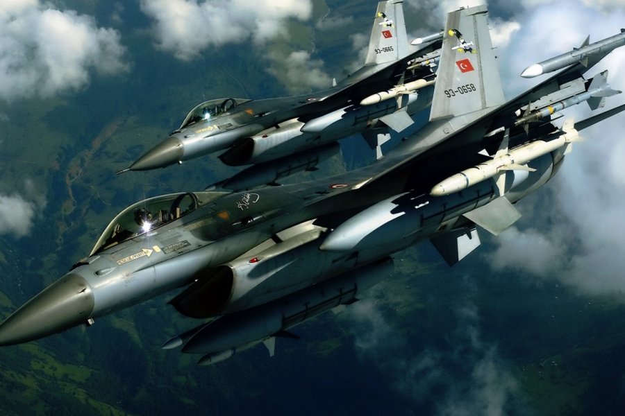 Турецкие истребители F-16  преследуют российские МиГ-29 в Ливии