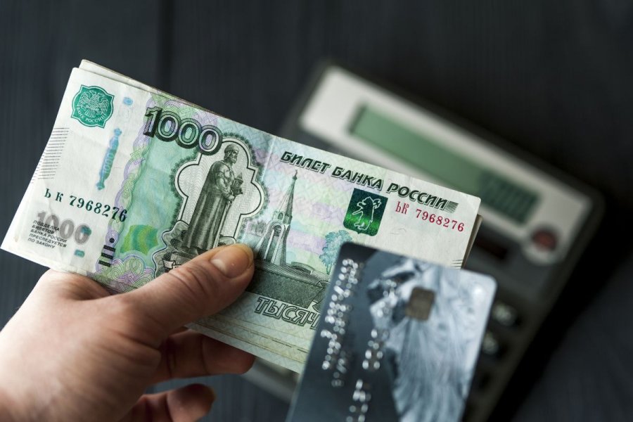 Деньги упадут на карту: кому 2–5 декабря придет 1300 рублей от соцзащиты 