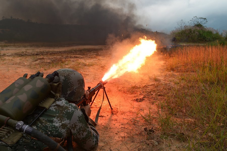 В Китае военные за несколько секунд уничтожили ДОТ из ранцевого ручного огнемета