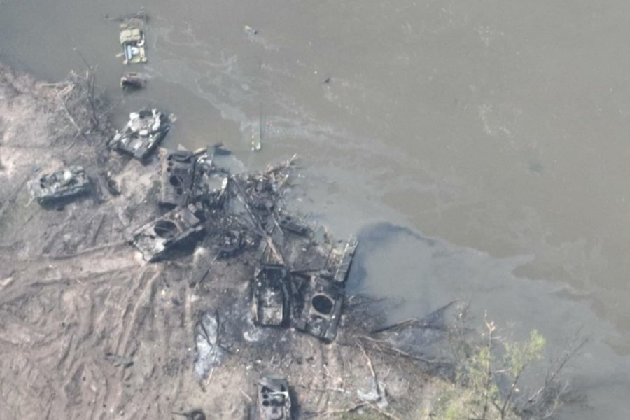 Avia.pro: колонна из 49 единиц военной техники уничтожена при переправе через Северский Донец 