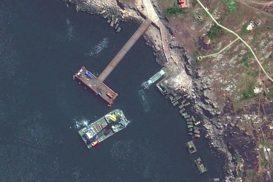 У побережья украинского острова Змеиный затонул неизвестный военный 25-метровый корабль 