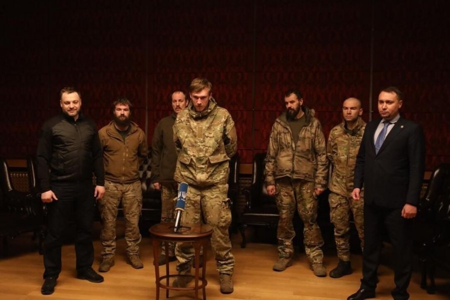 Офис президента Зеленского заявил, что 5 обменянных командиров «Азова» пробудут в Турции до конца СВО