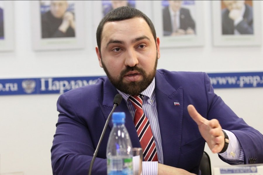 Хамзаев предложил чипировать и отслеживать чиновников, отдыхающих за границей