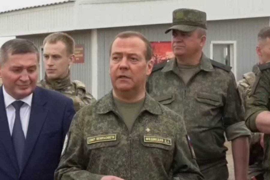 МК: Медведев в  форме сигнализирует о начале контрнаступления ВСУ
