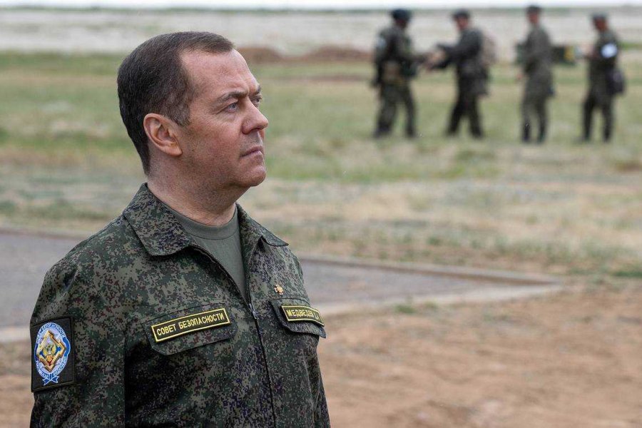 МК: Надевший военную форму Медведев дал знак о начале контрнаступления ВСУ