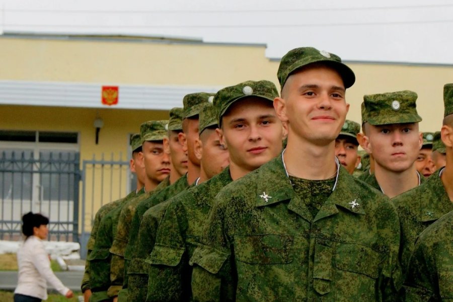 Юноши призывного возраста. Солдат армии РФ срочники. Военная форма Российской армии срочники. Призывники. Срочная служба в армии.